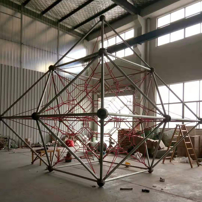 Terrain de jeu net s'élevant d'enfants de grand cône pour le parc commercial